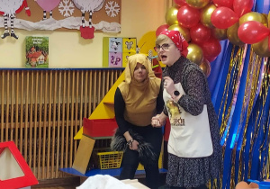Babcia rozmawia z pieskiem Azorkiem.