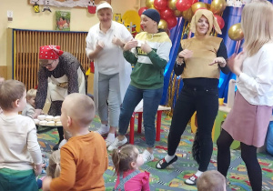 Wszystkie nauczycielki odgrywające role w teatrzyku śpiewają piosenkę.