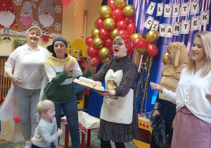 Wszystkie nauczycielki odgrywające role w teatrzyku śpiewają piosenkę.