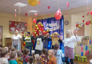 Wszystkie nauczycielki odgrywające role w teatrzyku śpiewają piosenkę.