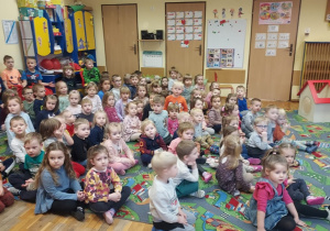 Dzieci z zaciekawieniem oglądają przedstawienie.
