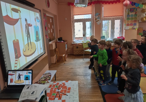 Zajęcia ruchowe - dzieci naśladują ruchy kotów wg pani z ekranu