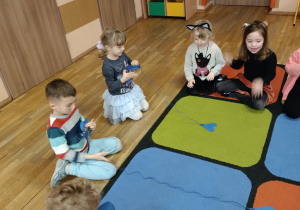 Myszki i kotki - dzieci zwijają myszki zaczepione na nitce włóczki.