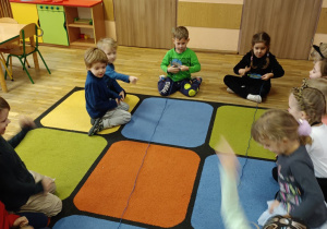 Myszki i kotki - dzieci zwijają myszki zaczepione na nitce włóczki.