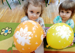 Zabawy balonami- rozpoznawanie i nazywanie wybranych dinozaurów.
