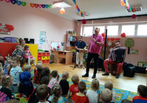 Prowadzący wita się z dziećmi.