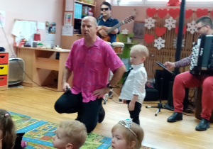 Pan Maciej zaprosił na scenę chłopca i rozmawia z nim.