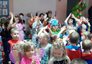 Przedszkolaki tańczą w rytm muzyki.