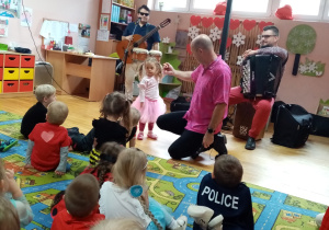 Pan Maciej tańczy z dziewczynką.