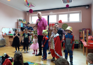 Dziewczynki i chłopcy zaproszeni na scenę rozmawiają z prowadzącym.