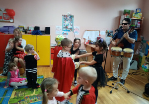 Dzieci tańczą w parach.