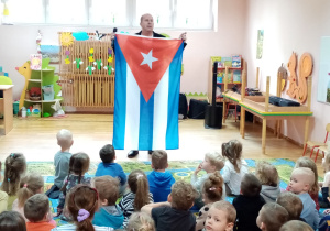 Prowadzący pokazuje flagę Kuby