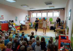 Tancerze wykonują kubański taniec.