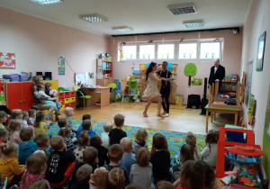 Tancerze wykonują kubański taniec.