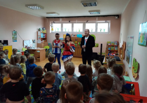 Tancerze wykonują kubański taniec.