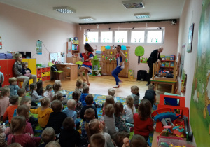 Tancerze wykonują kubański taniec.