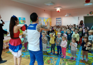 Przedszkolaki naśladują ruchy pokazywane przez tancerzy.