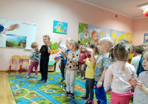 Przedszkolaki naśladują ruchy pokazywane przez tancerzy.