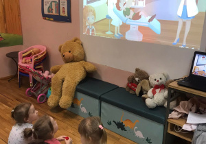 Dzieci oglądają film edukacyjny pt „Zawód dentysta”.