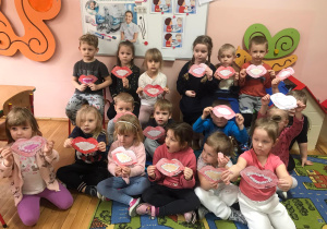 Dzieci prezentują pracę plastyczną „Nasze zęby”.