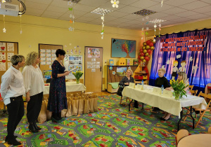 Pani Dyrektor Przedszkola nr 20 wita i przedstawia jury.