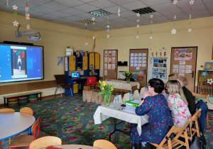Jury ogląda prezentacje uczestników konkursu.