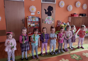 Dziewczynki pokazują otrzymane kwiatki.