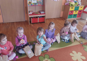 Dziewczynki prezentują otrzymane prezenty,