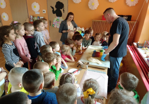 Układanie kolorowych pasów masy lizakowej