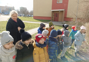 Grupa dzieci na dworze