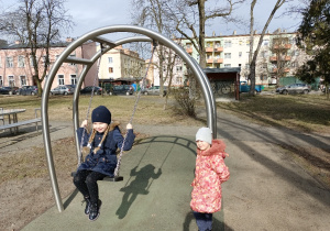 Dziewczynka buja się na huśtawce