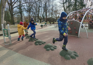Dzieci bawiące się na placu zabaw