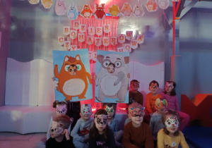 Zdjęcie pamiątkowe dzieci w maskach Czyściochów