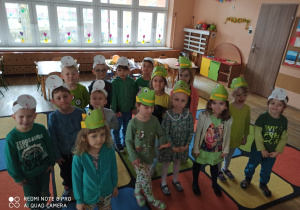Przedszkolaki z gr. V w opaskach żabek i bocianów.