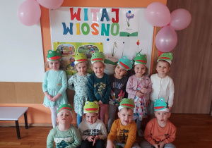 Pamiątkowe zdjęcie Przedszkolaków z grupy II w opaskach żabek.