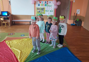 Zabawa „Kolory Wiosny” z wykorzystaniem chusty animacyjnej.