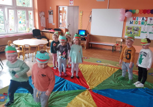 Zabawa „Kolory Wiosny” z wykorzystaniem chusty animacyjnej.
