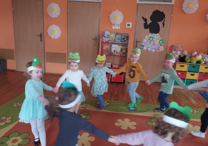 Zabawy w kole ze śpiewem.