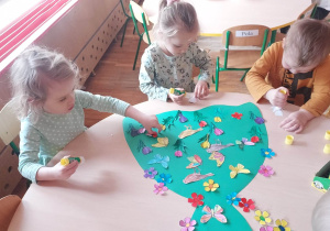 Dzieci ozdabiają „Suknię Pani Wiosny” elementami wiosennymi.