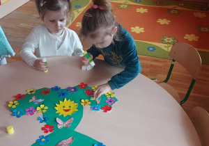 „Suknia Pani Wiosny”- grupowa praca plastyczna