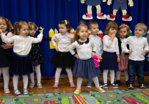 Przedszkolaki z grupy „Bąbelki” śpiewają piosenkę.