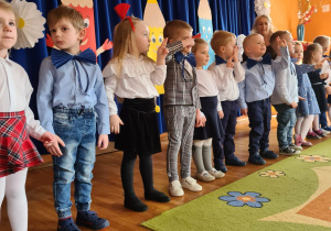 Przedszkolaki śpiewają piosenkę.