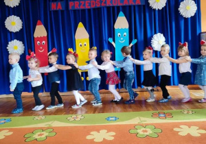 Zabawa w pociąg przy piosence „Maszynista Zuch”.