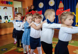 Dzieci podczas zabawy w pociąg.