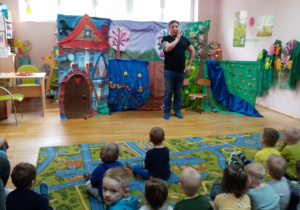 Spektakl teatralny pt. „Zaczarowane kalosze”.