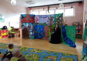 Spektakl teatralny pt. „Zaczarowane kalosze”.