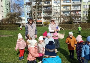 Dzieci biegają i szukają jajek.