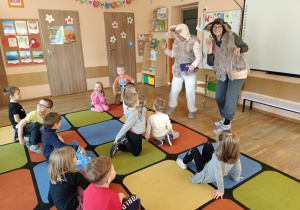 Pani dyrektor i pani Dorotka przebrane za zajączki zapraszają dzieci na zbieranie jajek.