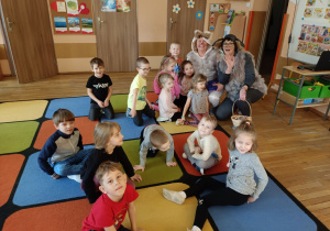 Pani dyrektor i pani Dorotka przebrane za zajączki zapraszają dzieci na zbieranie jajek.