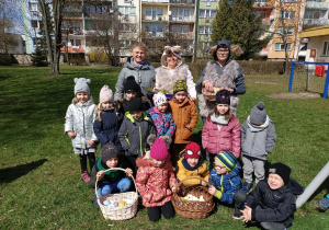 Zdjęcie pamiątkowe dzieci z zajączkami.